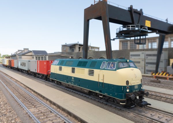 Märklin 37824 H0 MHI Schwere Diesellokomotive Baureihe 221